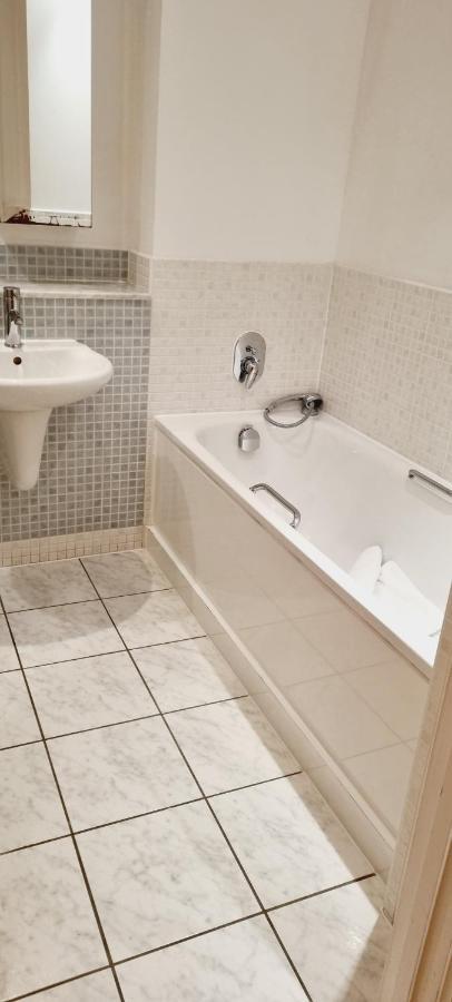 Luxury Canary Wharf Apartment With Free Parking Londen Buitenkant foto